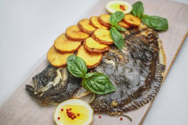 tatlı patates, fesleğen ve limon ile taze kavrulmuş flatfish