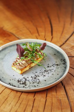 hassas meze kısmı tabakta servis