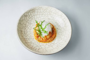 tabakta servis edilen haşlanmış yumurta ile kahvaltı bölümü