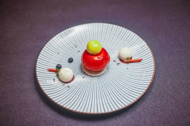 tabakta servis edilen dondurma ile renkli tatlı kısmı