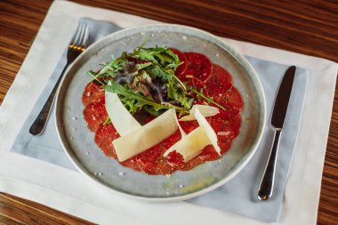 peynir ve arugula ile carpaccio kısmı