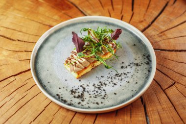 hassas meze kısmı tabakta servis