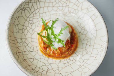 tabakta servis edilen haşlanmış yumurta ile kahvaltı bölümü