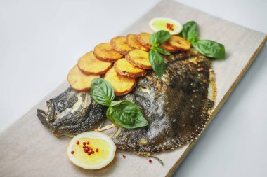 tatlı patates, fesleğen ve limon ile taze kavrulmuş flatfish