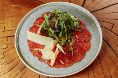 peynir ve arugula ile carpaccio kısmı