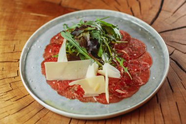 peynir ve arugula ile carpaccio kısmı