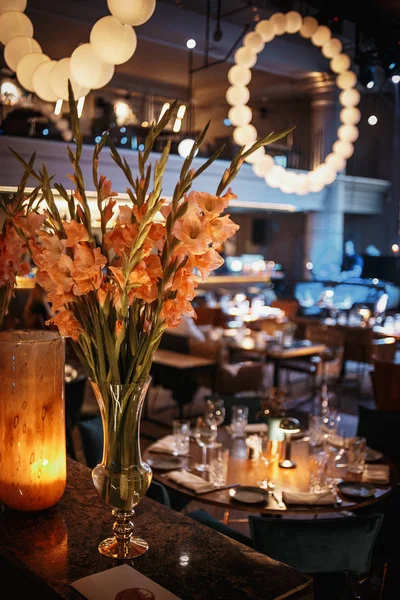 Vaso Con Mazzo Fiori Sul Tavolo Nel Ristorante — Foto Stock