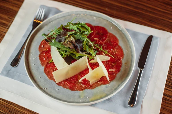 peynir ve arugula ile carpaccio kısmı