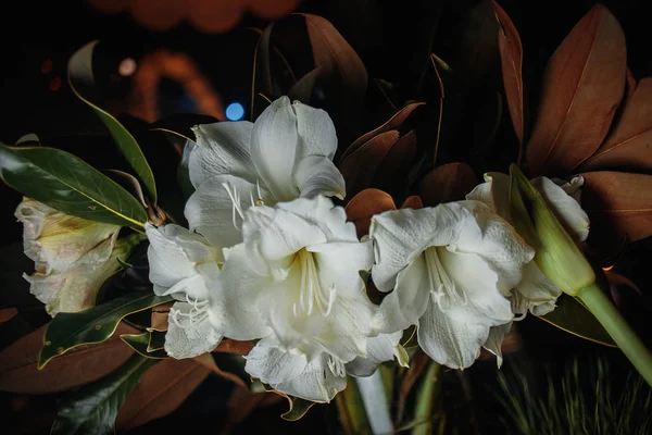 Vaas Met Boeket Bloemen Tafel Restaurant — Stockfoto