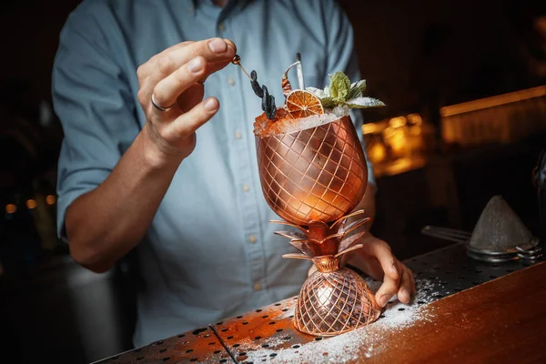 Colpo Ritagliato Barman Preparare Cocktail — Foto Stock