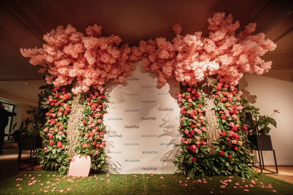 Arco Decorado Festivo Con Flores Rosadas — Foto de Stock