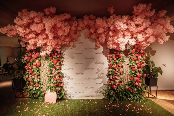 Arco Decorado Festivo Con Flores Rosadas — Foto de Stock