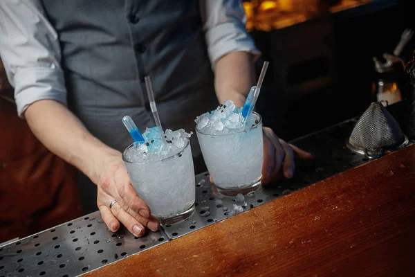 Tiro Recortado Barman Preparando Cócteles — Foto de Stock