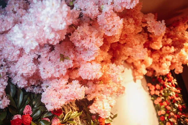 Vazen Met Boeketten Van Bloemen Tafel Restaurant — Stockfoto