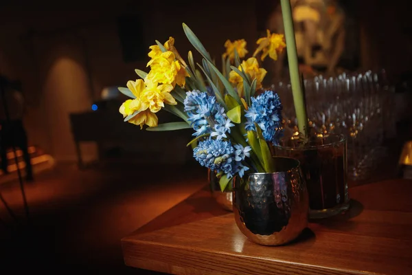 在餐厅的桌子上摆着花束的花瓶 — 图库照片