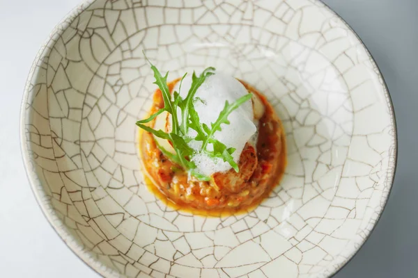 tabakta servis edilen haşlanmış yumurta ile kahvaltı bölümü