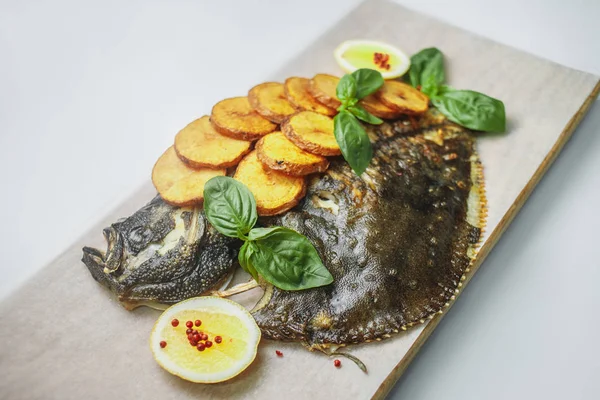 tatlı patates, fesleğen ve limon ile taze kavrulmuş flatfish