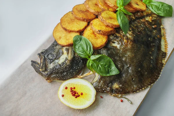 tatlı patates, fesleğen ve limon ile taze kavrulmuş flatfish