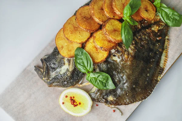 tatlı patates, fesleğen ve limon ile taze kavrulmuş flatfish