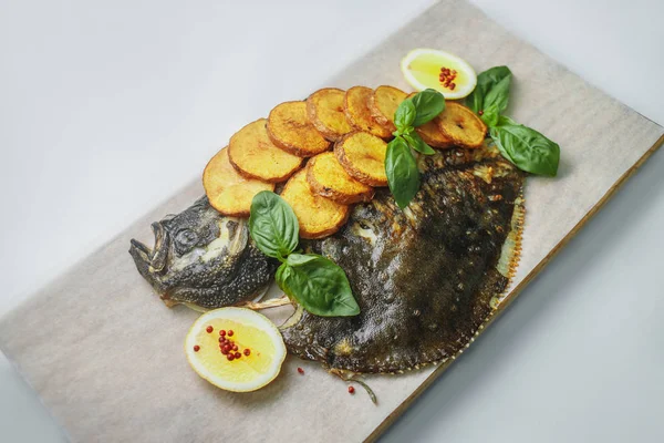 tatlı patates, fesleğen ve limon ile taze kavrulmuş flatfish