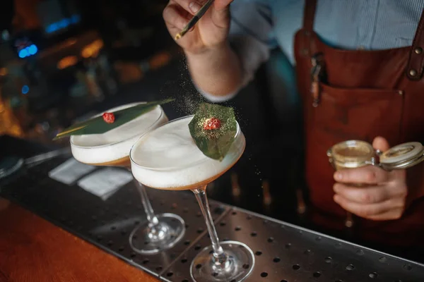 Tiro Recortado Barman Preparando Cócteles — Foto de Stock