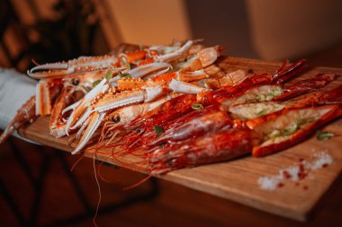 Ormanlık bir tahtada limon ve limon diliyle