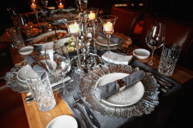 Tabakları ve mumları olan bir masa servis ediliyor