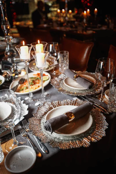 Serving a table with plates and canndles — Stock Photo, Image