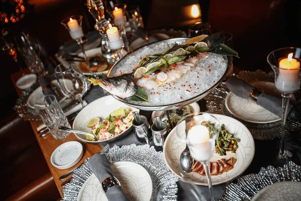 Serving a table with plates and canndles — Stock Photo, Image