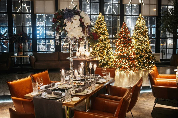 Serving a Christmas table with a Christmas tree in the background — Stock Photo, Image