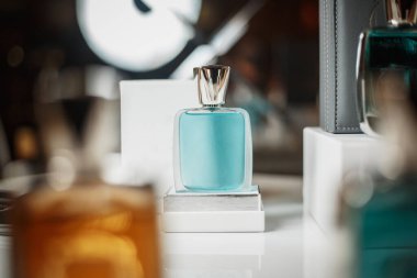 Masada bir şişe mavi parfüm. Kaliteli fotoğraf