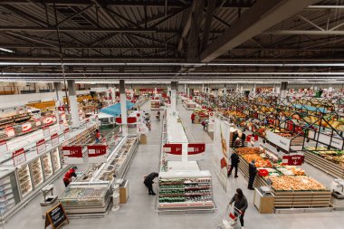 Süpermarkette sebze sırası. Kaliteli fotoğraf