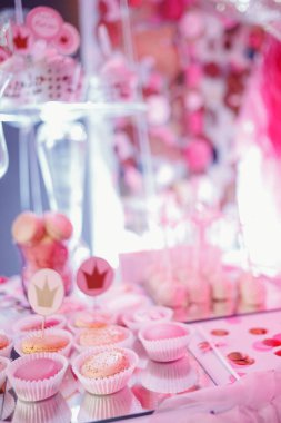 Masada pembe kurabiyeler servis edilir. Yüksek kalite fotoğraf