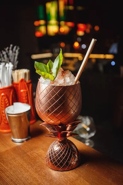 Tropischer Cocktail Einem Goldenen Glas Form Einer Ananas — Stockfoto