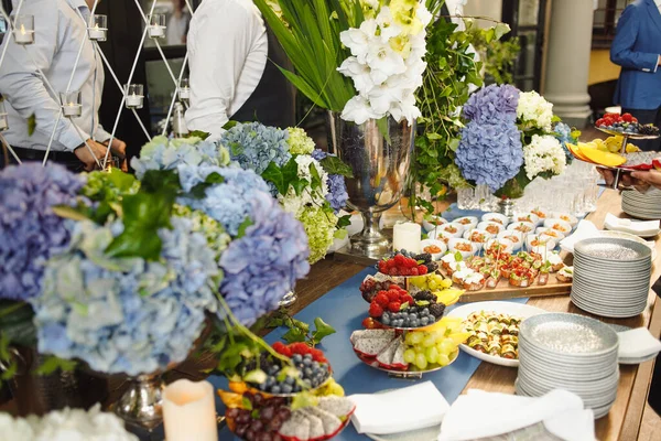 Beautifully Served Table Dishes Flowers High Quality Photo — Stock Photo, Image