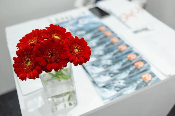 Rode Bloemen Witte Tafel Hoge Kwaliteit Foto — Stockfoto