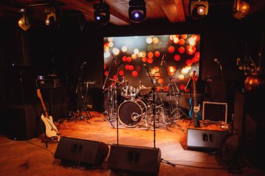 Müzik aletleriyle aydınlatılmış sahne. Yüksek kalite fotoğraf