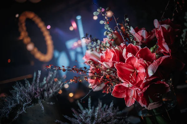 Een Vaz Met Nieuwjaarsboom Bar Met Glazen Wijn Hoogwaardige Foto — Stockfoto