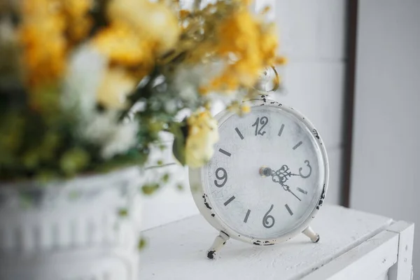 Alarm Clock Yellow Flowers White Table Hight Quality Photo — Stock Photo, Image