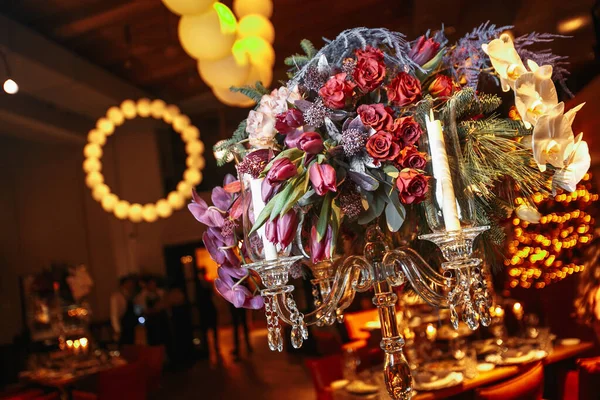 Vaz Con Flores Bar Con Copas Vino Foto Alta Calidad — Foto de Stock