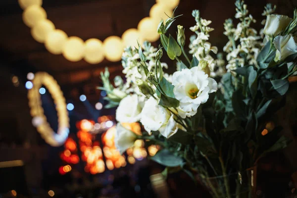 Witte Bloemen Een Vaas Met Een Zijkant Hoogwaardige Foto — Stockfoto