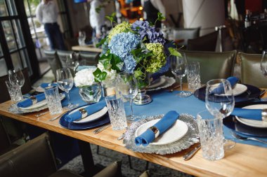 Yemekler ve çiçeklerle servis edilen güzel bir masa.