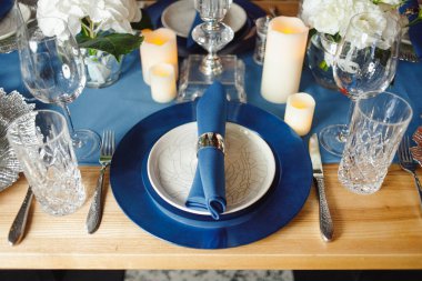 Yemekler ve çiçeklerle servis edilen güzel bir masa.