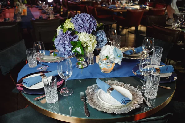 Mesa bellamente servida con platos y flores — Foto de Stock