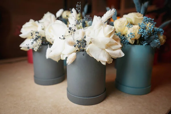 Witte bloemen in een vaas met zijkant — Stockfoto