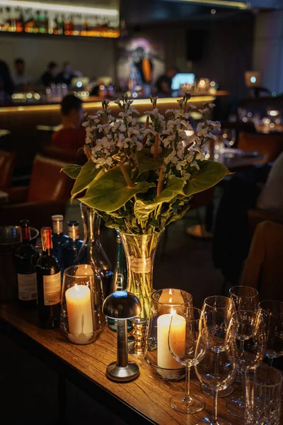 酒吧台上有花、酒杯和酒的拱形花冠 — 图库照片
