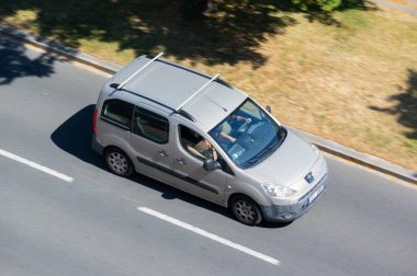Ostrava, Çek Cumhuriyeti - 3 Temmuz 2025: Gri Peugeot Partner hareket bulanıklığı efektli panelvan