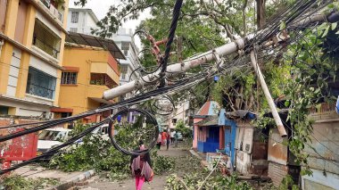 Kolkata, Batı Bengal, Hindistan, 20 Mayıs 2020: Ağır siklonik fırtına grevinin ardından Kolkata 'daki bir yerleşim bölgesinde yüksek gerilim kabloları ile hasar gören elektrik direği 