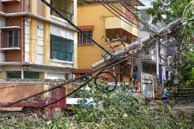 Kolkata, Batı Bengal, Hindistan, 20 Mayıs 2020: Ağır siklonik fırtına grevinin ardından Kolkata 'daki bir yerleşim bölgesinde yüksek gerilim kabloları ile hasar gören elektrik direği 
