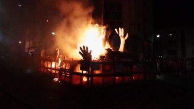  İnsanlar ve itfaiyecilerle şenlik ateşi yaz kutlaması